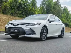 2021 Toyota Camry 2.5G Luxury, белый — фото 1