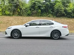 2021 Toyota Camry 2.5G Luxury, белый — фото 4
