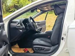 2021 Toyota Camry 2.5G Luxury, белый — фото 9
