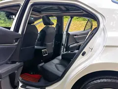 2021 Toyota Camry 2.5G Luxury, белый — фото 10