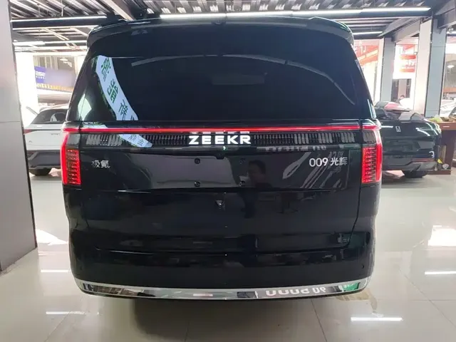 2024 Zeekr 009