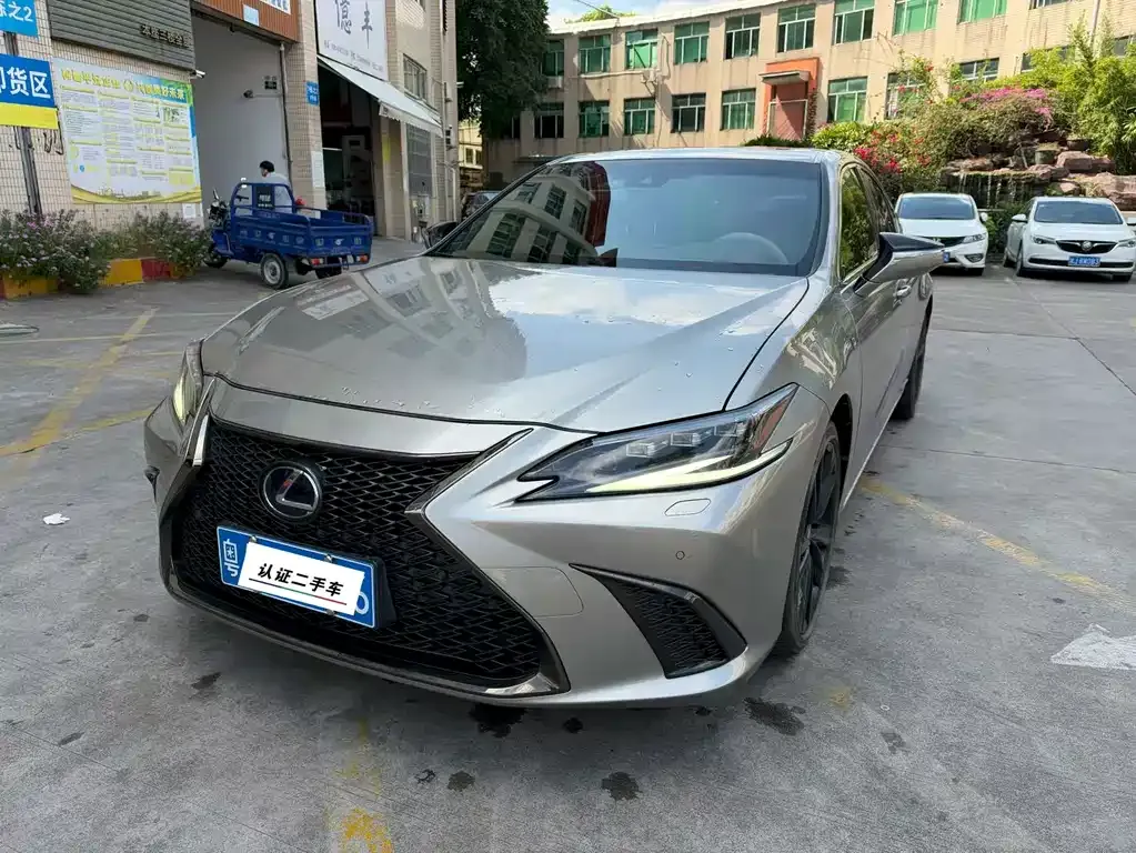 2021 Lexus ES 300h F SPORT