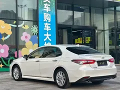 2021 Toyota Camry 2.0G Luxury, белый — фото 7