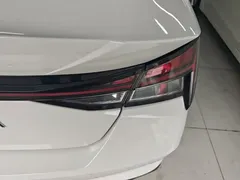 2021 Hyundai Elantra 1.5L CVT LUX Premium, белый — фото 8