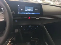 2021 Hyundai Elantra 1.5L CVT LUX Premium, белый — фото 13