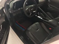 2021 Hyundai Elantra 1.5L CVT LUX Premium, белый — фото 16