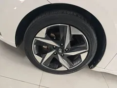 2021 Hyundai Elantra 1.5L CVT LUX Premium, белый — фото 23