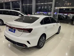 2023 Kia Cerato 1.5L CVT Premium, белый — фото 14