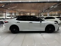 2022 Toyota Camry 2.5S Knight, белый — фото 13