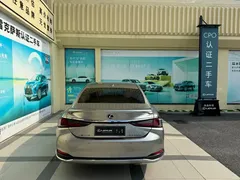 2022 Lexus ES 300h Premium — фото 3