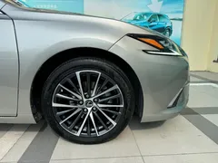 2022 Lexus ES 300h Premium — фото 7