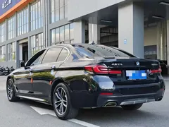 2022 BMW 5 Series 525Li M Sport Package, чёрный — фото 9