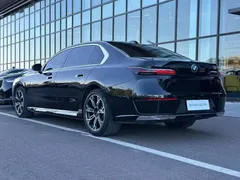 2023 BMW 7 Series 735Li Luxury Package, чёрный — фото 15