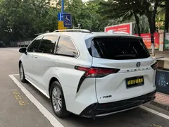 2021 Toyota Sienna 2.5L Hybrid Comfort, белый — фото 10