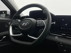 2022 Hyundai Elantra 1.5L CVT LUX Premium, белый — фото 11