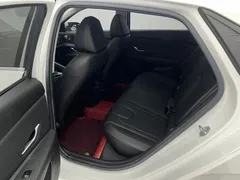 2022 Hyundai Elantra 1.5L CVT LUX Premium, белый — фото 14