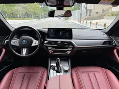 2022 BMW 5 Series 535Le PHEV M Sport Package, чёрный — фото 7