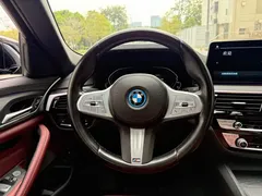 2022 BMW 5 Series 535Le PHEV M Sport Package, чёрный — фото 11