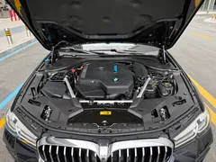 2022 BMW 5 Series 535Le PHEV M Sport Package, чёрный — фото 17