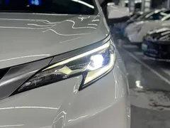 2021 Toyota Sienna 2.5L Hybrid Premium, белый — фото 4