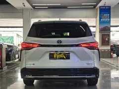2021 Toyota Sienna 2.5L Hybrid Premium, белый — фото 7