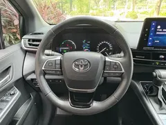 2023 Toyota Sienna 2.5L Hybrid Premium — фото 22