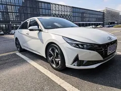 2023 Hyundai Elantra 1.5L CVT LUX Premium, белый — фото 3