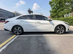 2023 Hyundai Elantra 1.5L CVT LUX Premium, белый — фото 7