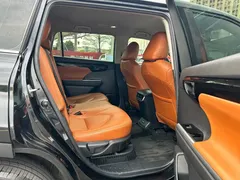 2022 Toyota Highlander Hybrid 2.5L 4WD Elite 7-seat, чёрный — фото 20