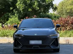 2022 Changan UNI-V 1.5T Premium — фото 3