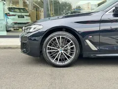 2023 BMW 5 Series 530Li Leading M Sport Package, чёрный — фото 3