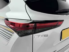 2022 Toyota Highlander Hybrid 2.5L 4WD Premium 7-seat, белый — фото 14