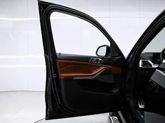 2023 BMW X7 xDrive40i Premium M Sport Package, чёрный — фото 12