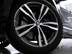 2023 BMW X7 xDrive40i Premium M Sport Package, чёрный — фото 18