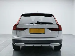 2022 Volvo V90 Cross Country B5 AWD, белый — фото 3