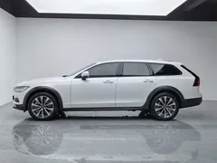 2022 Volvo V90 Cross Country B5 AWD, белый — фото 5