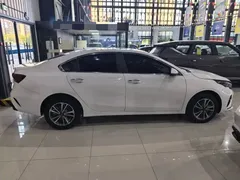 2023 Kia Cerato 1.5L CVT Luxury, белый — фото 5