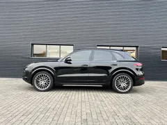 2023 Porsche Cayenne 3.0T Platinum Edition, чёрный — фото 3