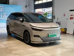 2025 Xpeng X9 EV 740 Extra Long Range Max — фото 3