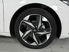 2022 Hyundai Elantra 1.5L CVT LUX Premium, белый — фото 4