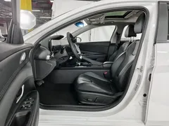 2022 Hyundai Elantra 1.5L CVT LUX Premium, белый — фото 9
