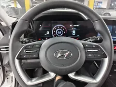 2022 Hyundai Elantra 1.5L CVT LUX Premium, белый — фото 11
