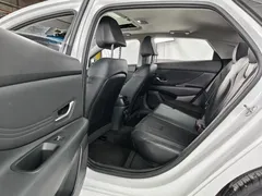 2022 Hyundai Elantra 1.5L CVT LUX Premium, белый — фото 13