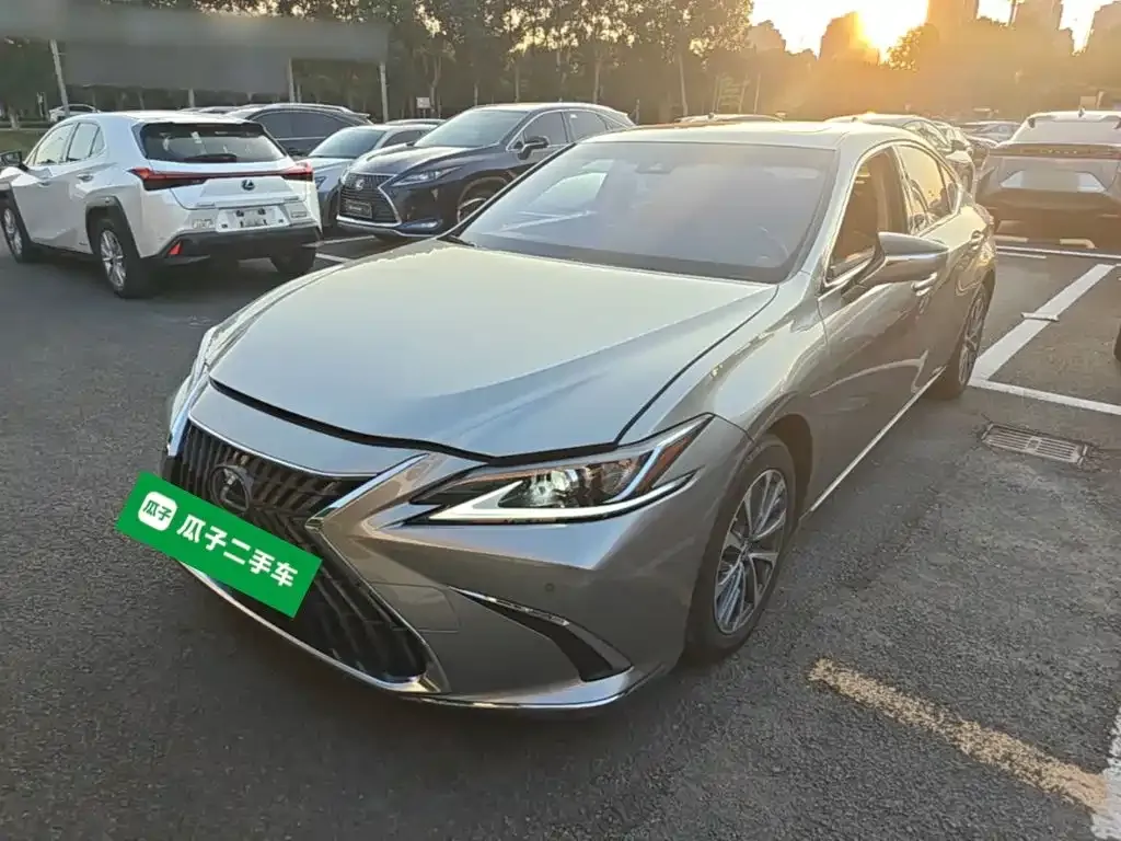 2022 Lexus ES 300h Excellence