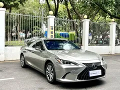 2023 Lexus ES 200 Luxury — фото 3