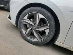 2022 Hyundai Elantra 1.5L CVT LUX Premium, белый — фото 23