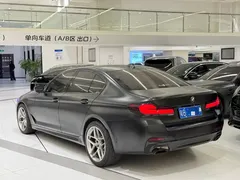 2022 BMW 5 Series 540i Fashion M Sport Package, чёрный — фото 17