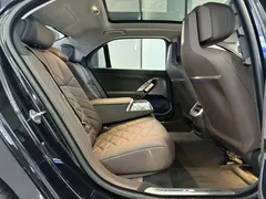 2023 BMW 7 Series 735Li M Sport Package, чёрный — фото 11