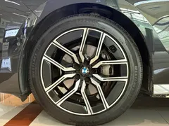 2023 BMW 7 Series 735Li M Sport Package, чёрный — фото 18