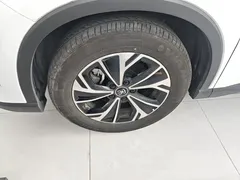 2025 BYD Song Pro 2nd Gen Smart Driving DM-i PHEV 75km Leading, белый — фото 23